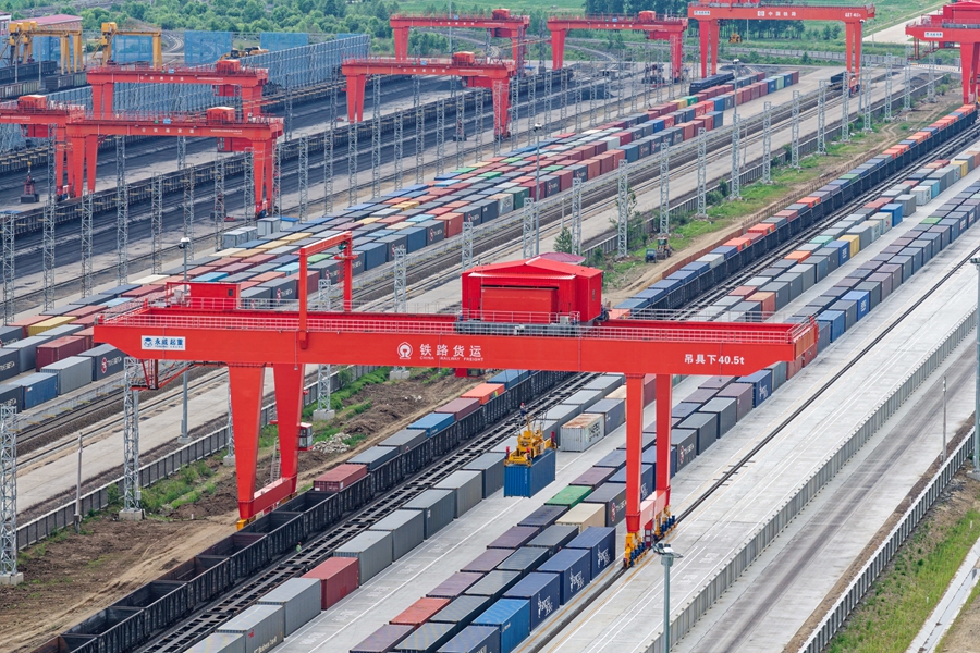 在中国铁路哈尔滨局集团有限公司同江北站换装场,中欧班列进行换装作业(2026年6月24日摄,无人机照片)。同江铁路口岸地处我国铁路东北部,2022年11月正式开通,是我国最年轻的中欧班列口岸。