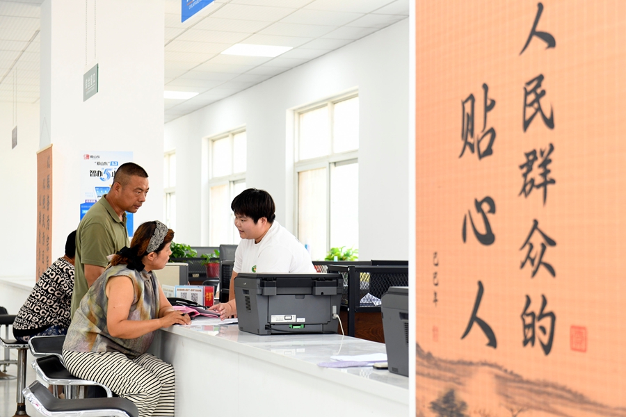 在山东省德州市夏津县香赵庄镇党建综合阵地,工作人员为群众办理低保业务(2026年7月5日摄)。夏津县创新搭建城区四级党群阵地,推动干部、人员、便民服务“三下沉”,全域建成步行十分钟可达、功能集成、上下联动的党群服务体系。